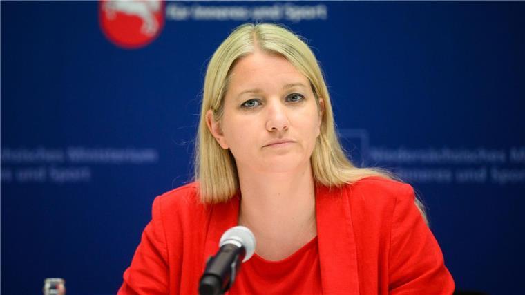 Niedersachsens Justizministerin Kathrin Wahlmann bei einer Pressekonferenz.