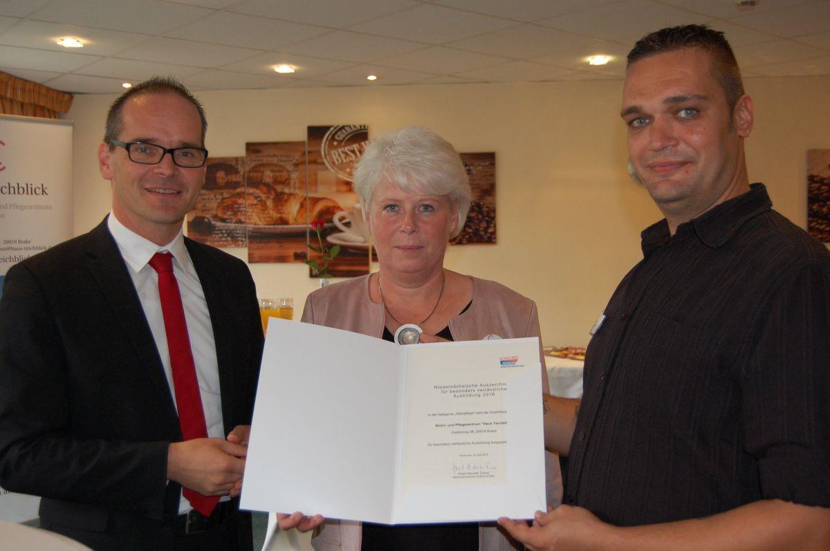 Braker Pflegezentrum Spitze in der Altenpflege-Ausbildung Niedersachsens Kultusminister Grant Hendrik Tonne (links) überreichte die Auszeichnung an Raphaela Michel und Stefan Schwerin vom Haus Teichblick.