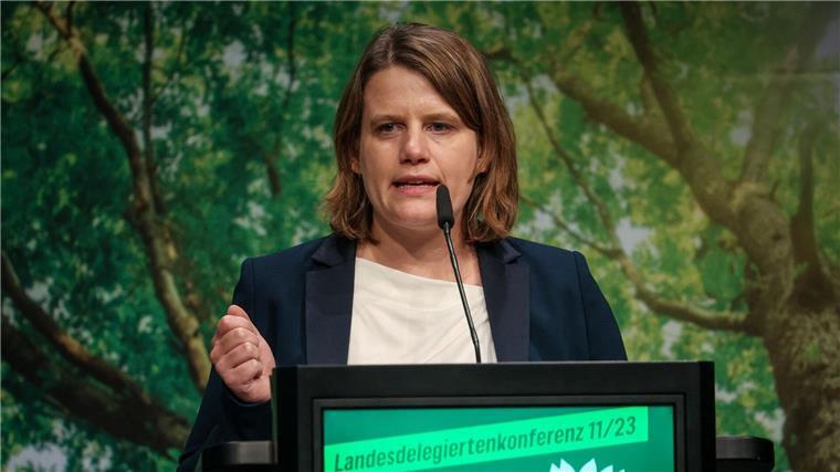 Ministerin sieht Kita-Ausbau auf gutem Weg Niedersachsens Kultusministerin Julia Willie Hamburg spricht in der Stadthalle in Osnabrück.