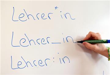 An einem Whiteboard steht das Wort Lehrer in verschiedenen Gender-Schreibweisen.