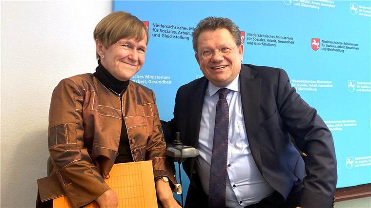 Niedersachsens Landesbeauftragte für Menschen mit Behinderung, Annetraud Grote, und Sozialminister Andreas Philippi (SPD) haben einen neuen „Aktionsplan Inklusion“ vorgestellt. (Archivbild)