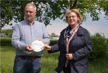 Niedersachsens Landwirtschaftsministerin Barbara Otte-Kinast (CDU) überreichte Landwirt Dirk Tramsen das Hofschild für sein Engagement beim „Niedersächsischen Weg“.