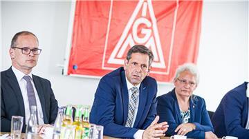 Niedersachsens Ministerpräsident Olaf Lies (M) zeigt sich enttäuscht über das Verhalten der Bosch-Geschäftsleitung im Konflikt um das Werk in Hildesheim.