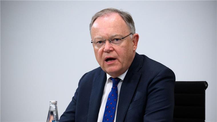 Niedersachsens Ministerpräsident Stephan Weil äußert sich bei einer Pressekonferenz.