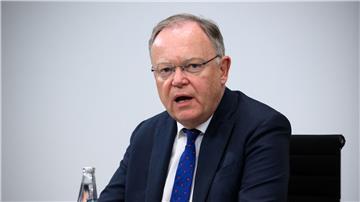 Niedersachsens Ministerpräsident Stephan Weil äußert sich bei einer Pressekonferenz.