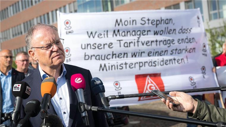 Weil für Gespräche in VW-Krise: „Miteinander Klartext reden“ Niedersachsens Ministerpräsident Stephan Weil dringt nach einem Besuch des VW-Werkes in Emden auf Gespräche zwischen Management und Arbeitnehmervertretern, um Lösungen für die Krise bei dem Autobauer zu finden.