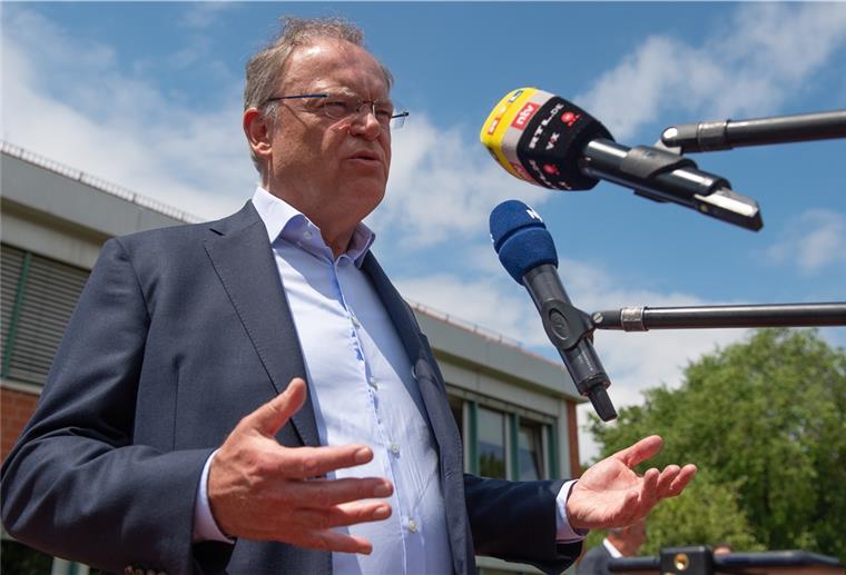 Niedersachsens Ministerpräsident Stephan Weil fordert ein Ende der Debatte um ein generelles Tempolimit auf Autobahnen.