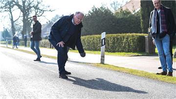 Niedersachsens Ministerpräsident Stephan Weil kommt inzwischen jedes Jahr zum Landschaftsboßeln nahe Aurich in Ostfriesland. 