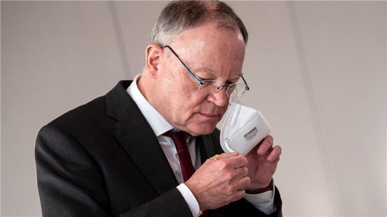 Ministerpräsident Weil: Corona-Politik im Grundsatz richtig Niedersachsens Ministerpräsident Stephan Weil legt eine FFP2-Maske ab.