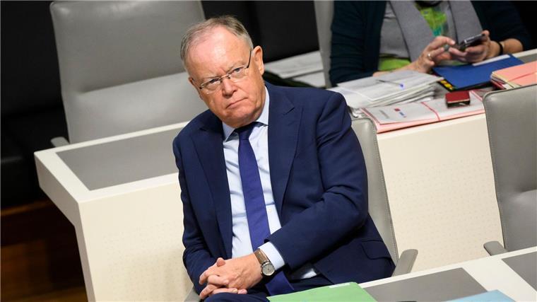 Niedersachsens Ministerpräsident Stephan Weil sitzt im Landtag.