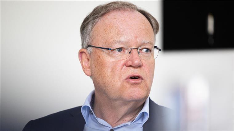 Weil fordert Pflichtversicherung gegen Elementarschäden Niedersachsens Ministerpräsident Stephan Weil sitzt in seinem Büro in der Staatskanzlei.