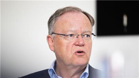 Niedersachsens Ministerpräsident Stephan Weil sitzt in seinem Büro.