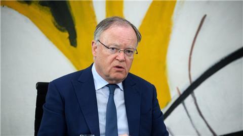 Niedersachsens Ministerpräsident Stephan Weil (SPD bei einer Pressekonferenz.