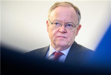 Niedersachsens Ministerpräsident Stephan Weil (SPD) spricht an einem Pult.