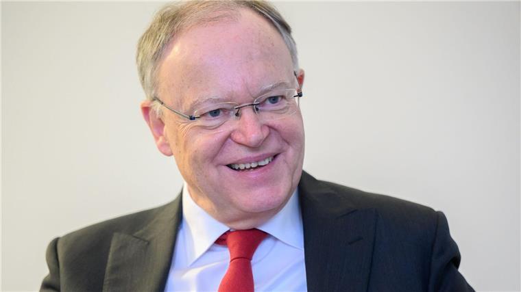 Niedersachsens Ministerpräsident Stephan Weil (SPD) irrte sich zunächst im Wahllokal. (Archivbild)