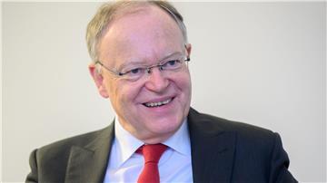 Niedersachsens Ministerpräsident Stephan Weil (SPD) irrte sich zunächst im Wahllokal. (Archivbild)
