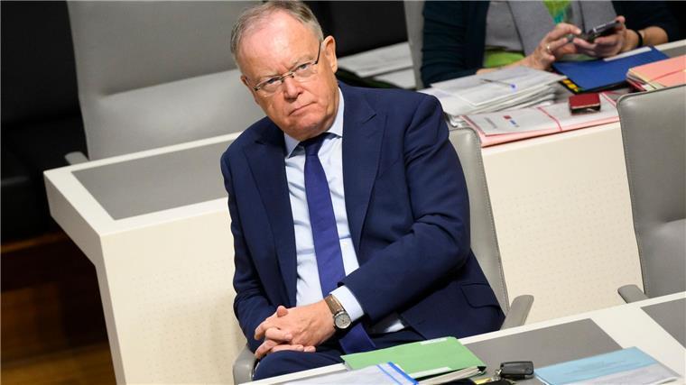 Niedersachsens Ministerpräsident Stephan Weil (SPD) sitzt im Plenarsaal des Landtags.