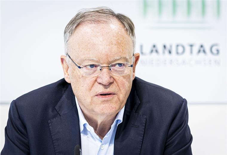 Stephan Weil (SPD), Ministerpräsident von Niedersachsen, spricht auf einer Pressekonferenz.