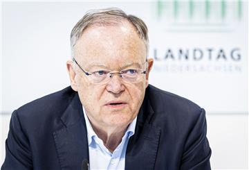 Stephan Weil (SPD), Ministerpräsident von Niedersachsen, spricht auf einer Pressekonferenz.
