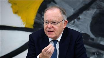 Niedersachsens Ministerpräsident Stephan Weil spricht nach dem Bund-Länder-Treffen im Bundeskanzleramt in Berlin.