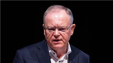 Niedersachsens Ministerpräsident Stephan Weil, Vorsitzender der SPD Niedersachsen, spricht als Gastredner während des Landesparteitages der Brandenburger SPD.