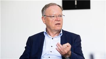Niedersachsens Ministerpräsident Stephan Weil will Licht in das Dickicht aus Vorgaben bringen. (Archivbild)