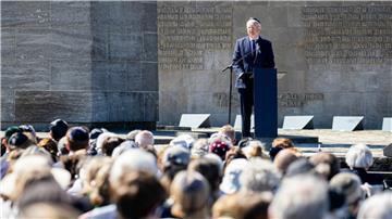 Niedersachsens Ministerpräsident Weil spricht in Bergen-Belsen.