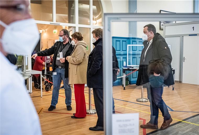 Neu-Ministerin für eine Stunde in der Heimat Niedersachsens neue Gesundheitsministerin Daniela Behrens ließ sich das Impfzentrum in den Cuxhavener Hapag-Hallen von dessen Leiter Maik Rittershofer (links) erklären.