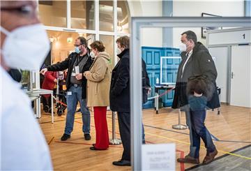 Niedersachsens neue Gesundheitsministerin Daniela Behrens ließ sich das Impfzentrum in den Cuxhavener Hapag-Hallen von dessen Leiter Maik Rittershofer (links) erklären.