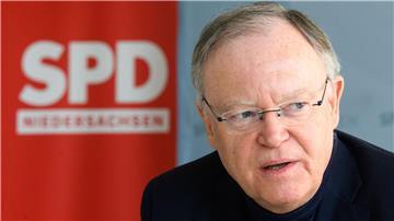 Niedersachsens SPD-Chef und Ministerpräsident Stephan Weil rechnet mit schwierigen Koalitionsverhandlungen - und will an Lars Klingbeil als Bundesvorsitzenden festhalten. (Archivbild)