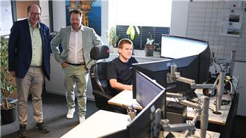 Niedersachsens Umweltminister Christian Meyer (Bündnis 90/Die Grünen, l) im Kontrollraum  für Offshore-Windparks.