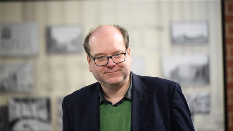 Niedersachsens Umweltminister Christian Meyer (Grüne) hält den Erhalt von mindestens 44 Rudeln in Niedersachsen für angemessen - aktuell sind es mehr als 50. (Archivbild)
