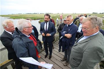 Niedersachsens Umweltminister Olaf Lies (Mitte) und der BUND-Bundesvorsitzende Hubert Weiger (rechts) haben am Mittwoch den Langwarder Groden besucht.