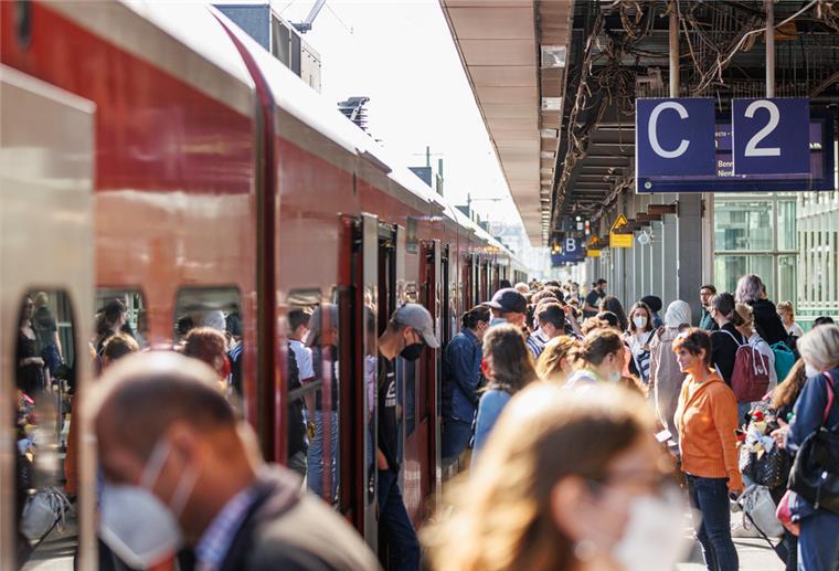 Niedersachsens Verkehrsminister Althusmann (CDU) fordert vom Bund eine Anschlusslösung für das 9-Euro-Ticket im Nahverkehr. 