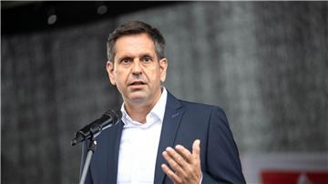 Niedersachsens Wirtschaftsminister Olaf Lies (SPD) will nicht am Elektro-Kurs von VW rütteln. (Archivbild)