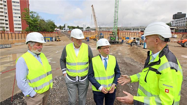 Niedersachsens Wissenschaftsminister Falko Mohrs (SPD, 2. v.r.) macht sich ein Bild von den Bauarbeiten.