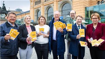 Niedersächsische Landesregierung verteilt Grundgesetze.