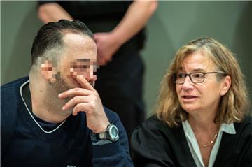 Niels Högel, angeklagt wegen Mordes an 100 Patienten an den Kliniken in Delmenhorst und Oldenburg, sitzt am Prozesstag neben seiner Anwältin Ulrike Baumann im Gerichtssaal.
