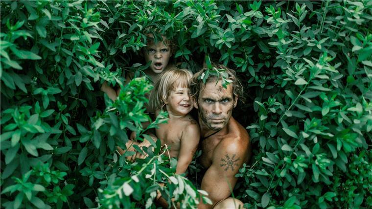 Eine Familie zwischen Trauer und Neuanfang Nik, Maria und ihre Kinder leben in der norwegischen Natur.