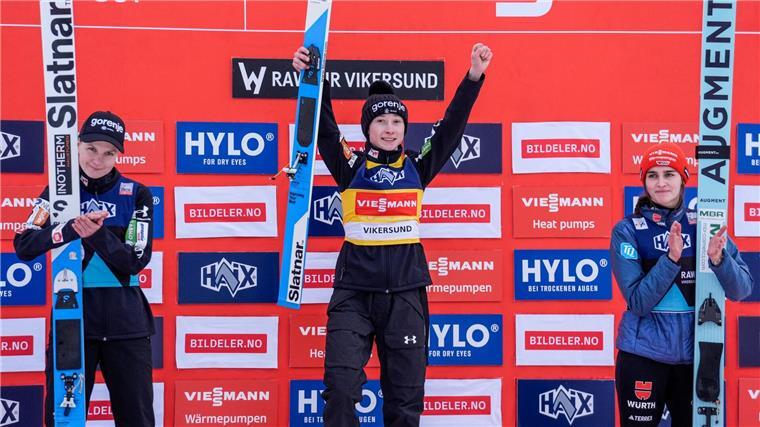 Erster Sieg 2025: Wellinger gewinnt klar in Vikersund Nika Prevc bejubelt ihren Sieg.