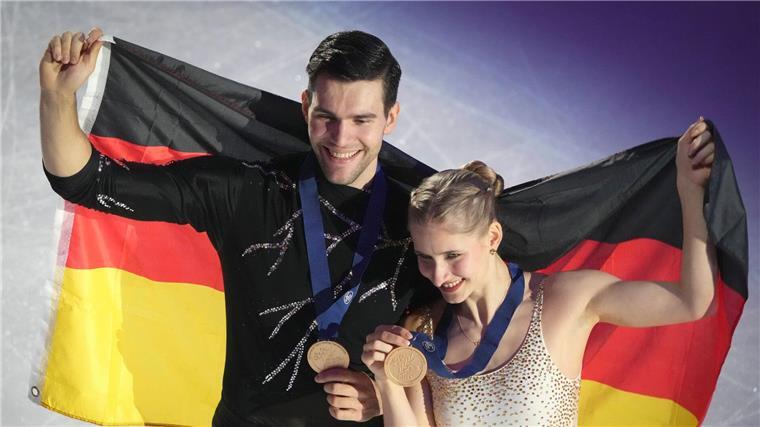 Nikita Wolodin (l) und Minerva Hase (r) holten erstmals seit 2011 wieder Gold für Deutschland bei einer Eiskunstlauf-EM.