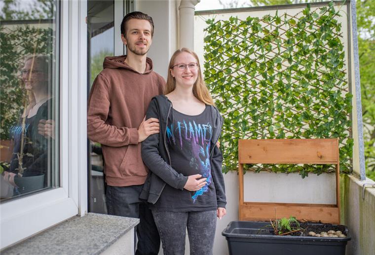 Kuriose Wiederholung in Bremerhaven: Zwei Schwangerschaften und eine Ente Niklas Almer und Julia Nietzhold stehen auf ihrem Balkon.
