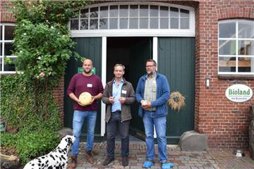 Niklas Bruns, Dr. Arno Krause und Jürgen Bruns (von links) wissen, worauf es bei der Herstellung von Produkten in Bio-Qualität ankommt.