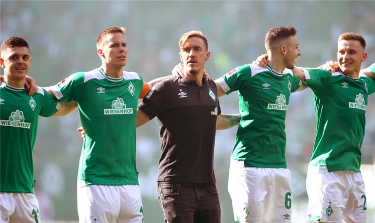 Niklas Moisander (2. von links) ist Nachfolger von Max Kruse (Mitte) als Werder-Kapitän.
