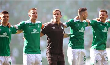 Niklas Moisander (2. von links) ist Nachfolger von Max Kruse (Mitte) als Werder-Kapitän.