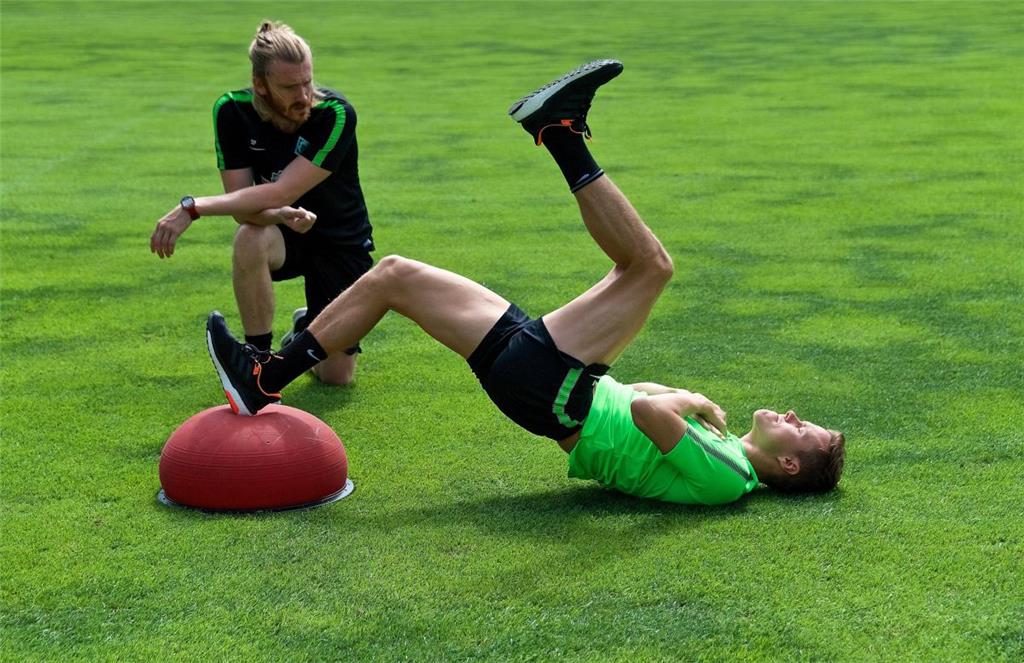 Niklas Moisander beim individuellen Reha-Training mit Physiotherapeut Sven Plagg...