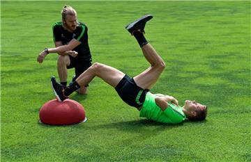 Niklas Moisander beim individuellen Reha-Training mit Physiotherapeut Sven Plagg...