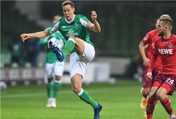 Fußball: Bundesliga, Werder Bremen - 1. FC Köln, 7. Spieltag. Werders Niklas Moisander (l) ist vor Kölns Dominick Drexler am Ball.