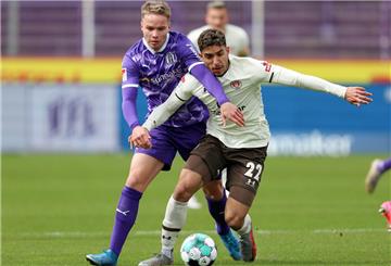 Niklas Schmidt (links, hier noch im Trikot des VfL Osnabrück) kann sich wieder für Werder empfehlen.