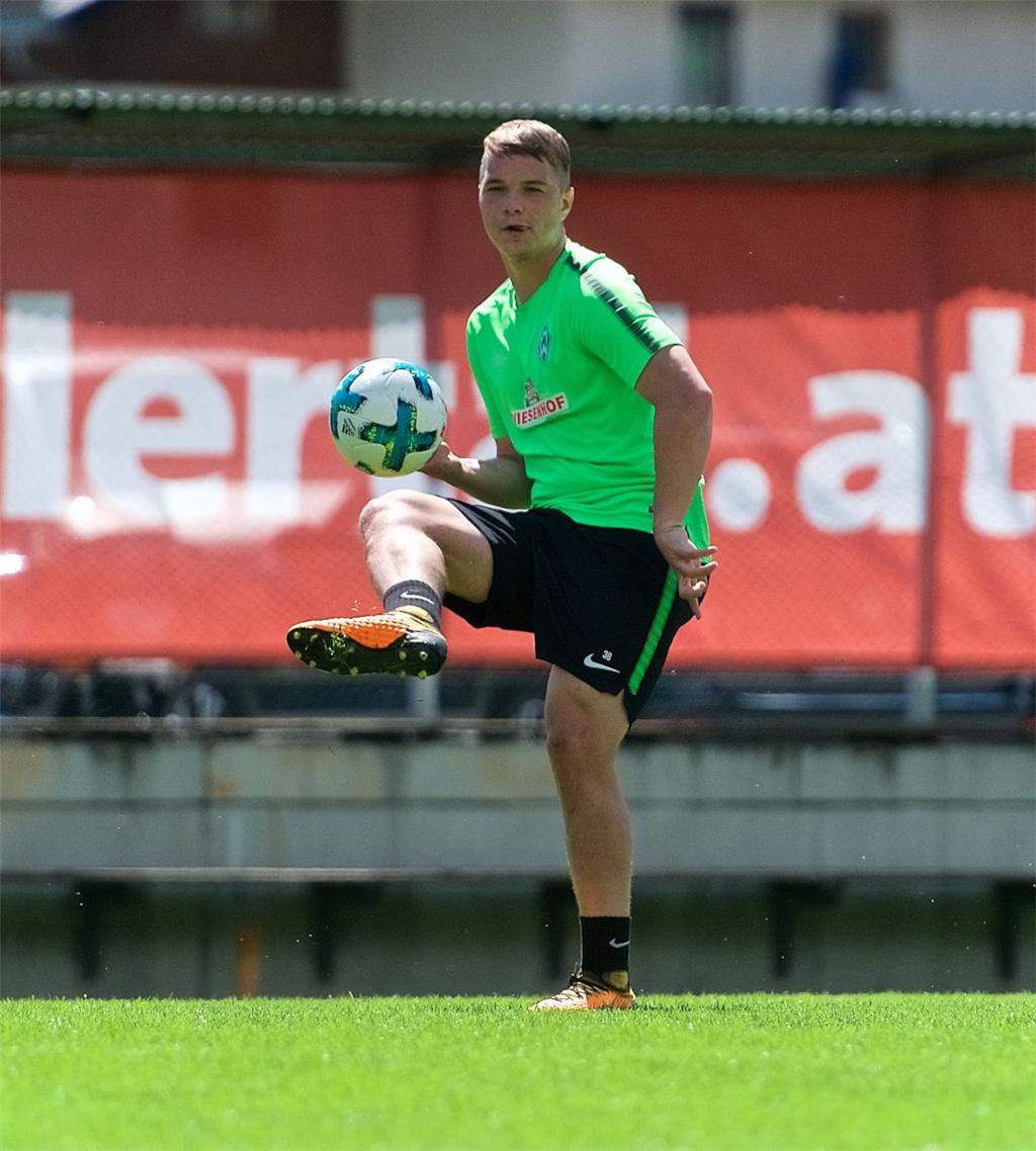 Niklas Schmidt mit einer Pass-Übung. Foto: Gumz